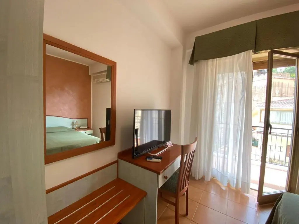 Standard Double room with partial sea view (full double bed)