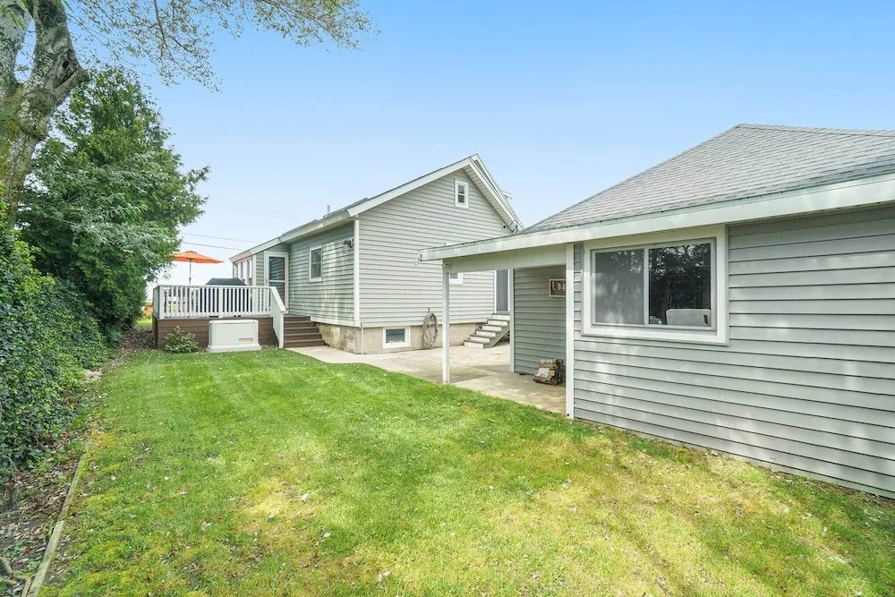 Chic Manistee Cottage: Steps to Lake Michigan!
