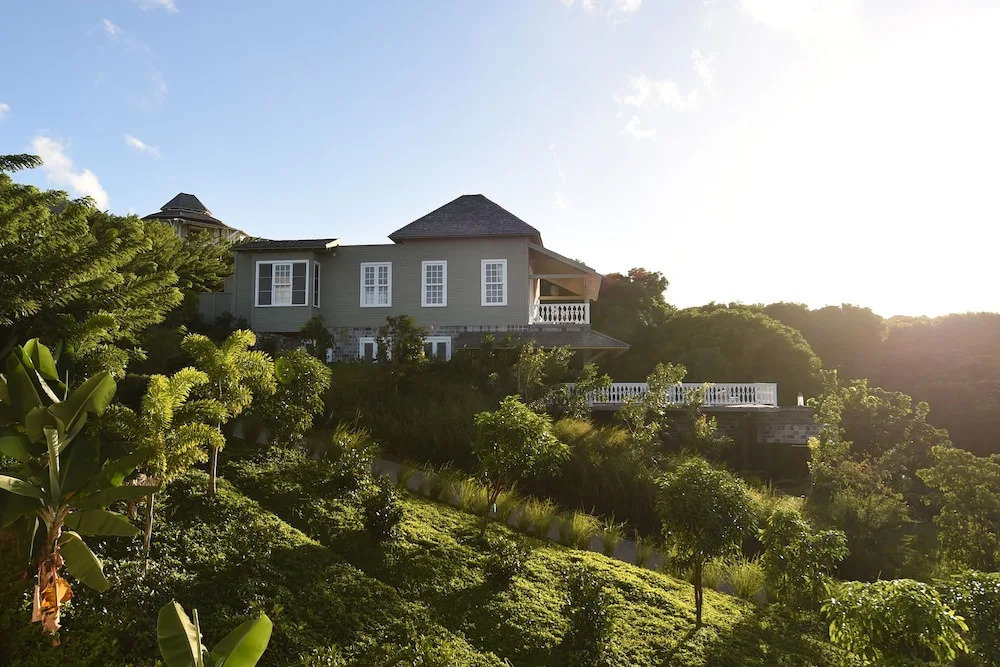 海景三臥室豪華四合式別墅，配有雙人床