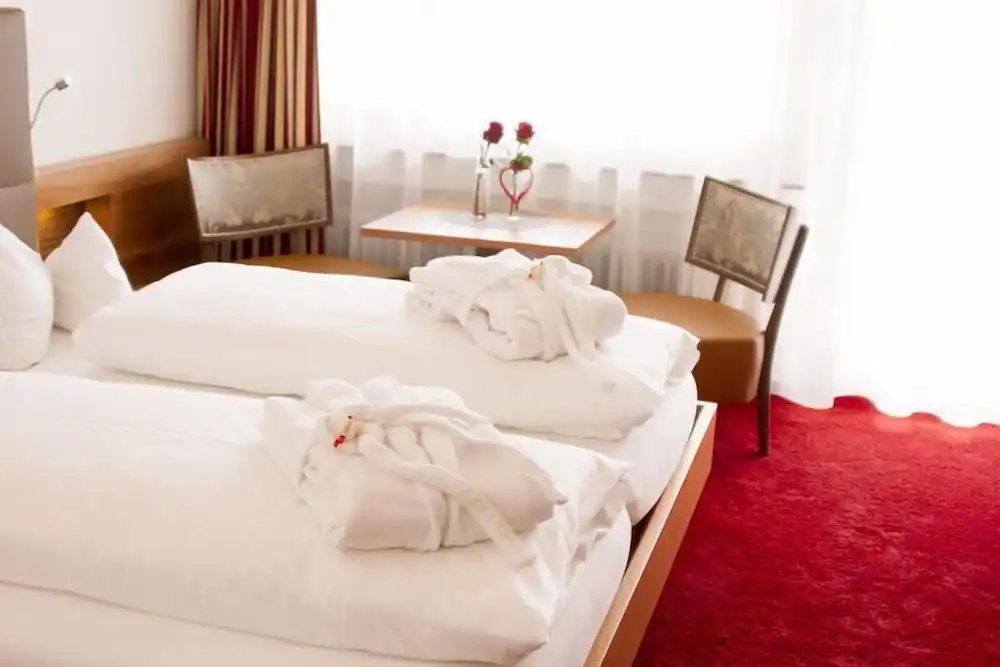 Standard Double room with lake view (full double bed)