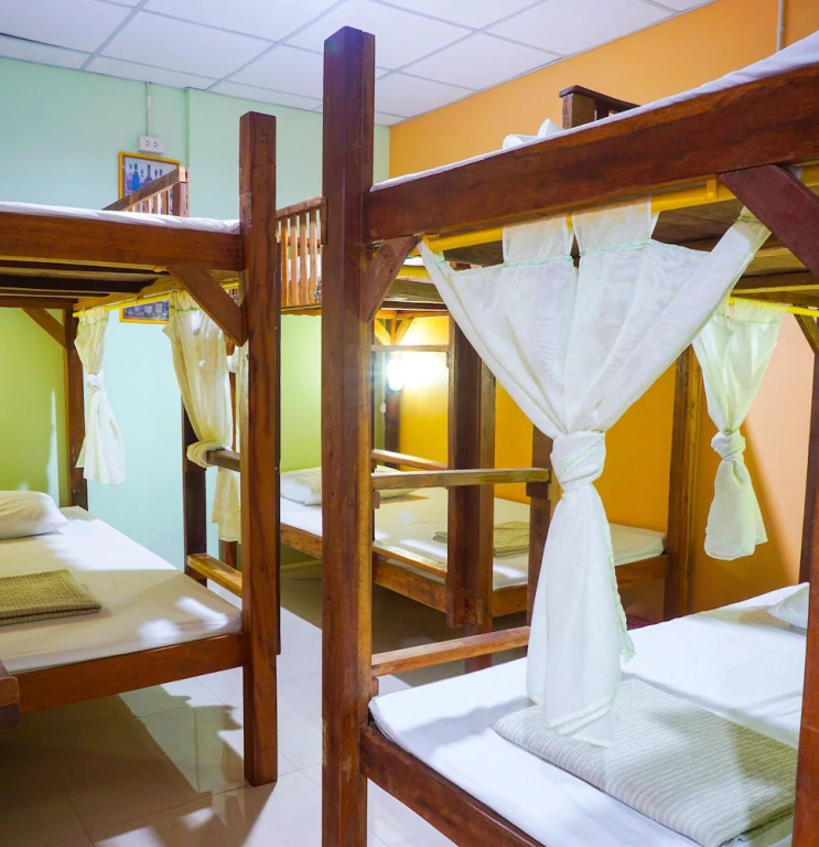 Кровать в общем номере с балконом в Zleep63 - Hostel