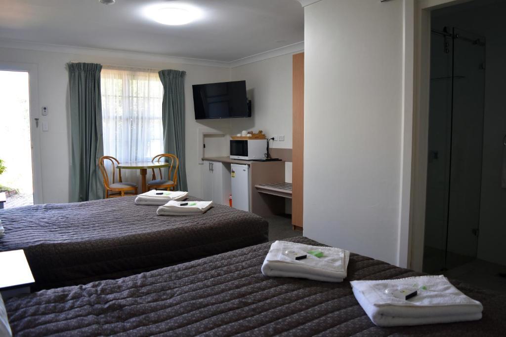 Ten Dollar Town Motel by null