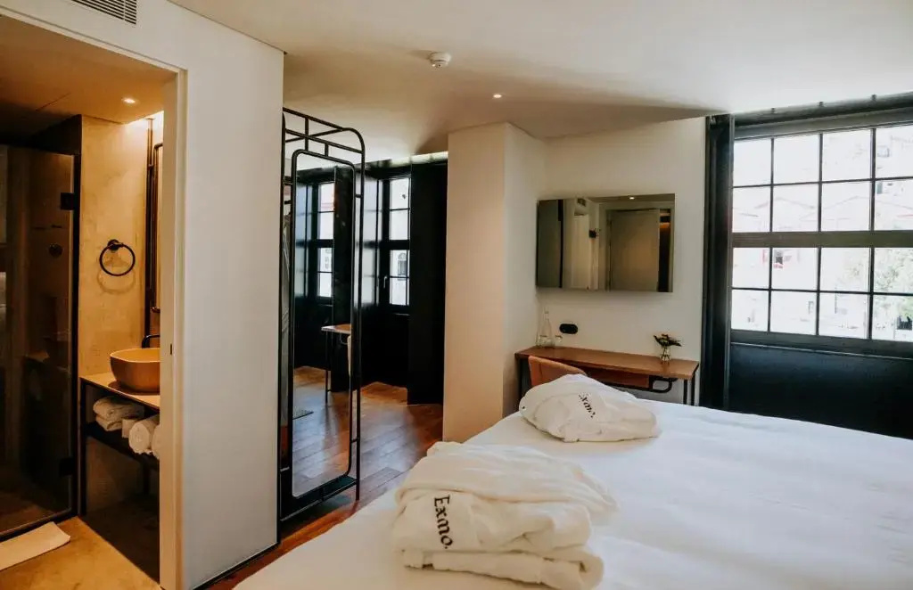 Deluxe Double room with city view (full double bed)