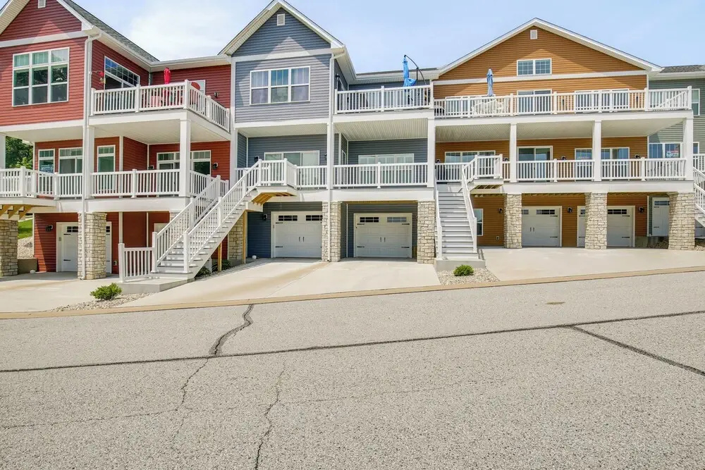 Walk to Mississippi River: Grafton Townhome!