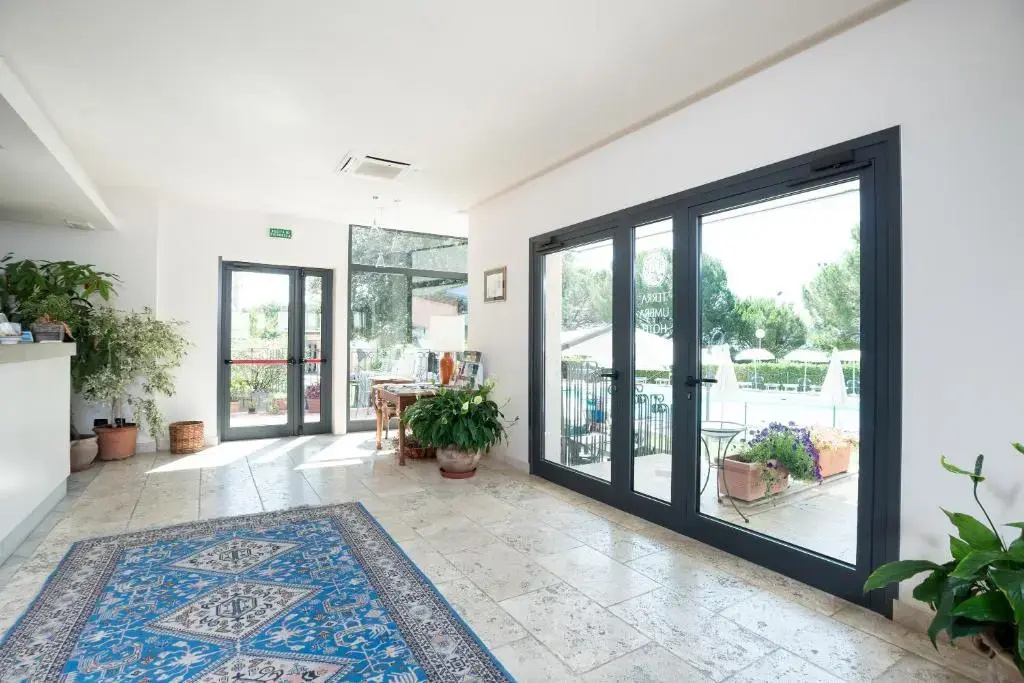 Lobby & Reception