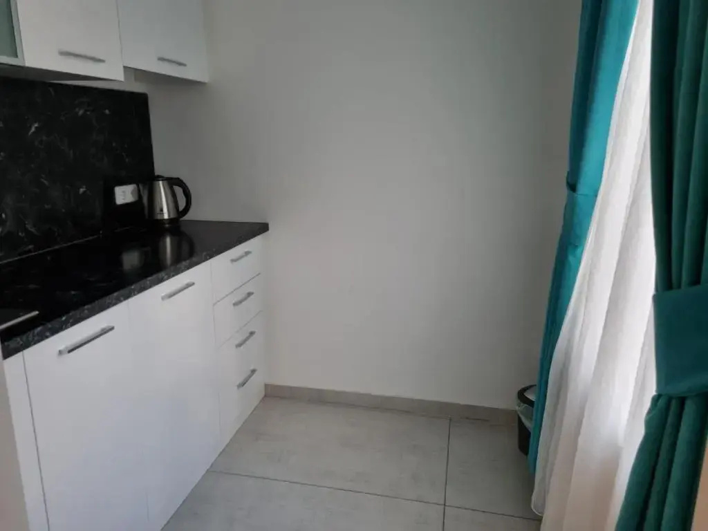 Deluxe Double room with balcony (full double bed)