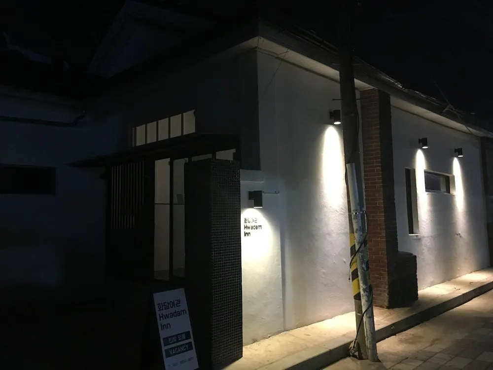 Hwadam Inn - Hostel