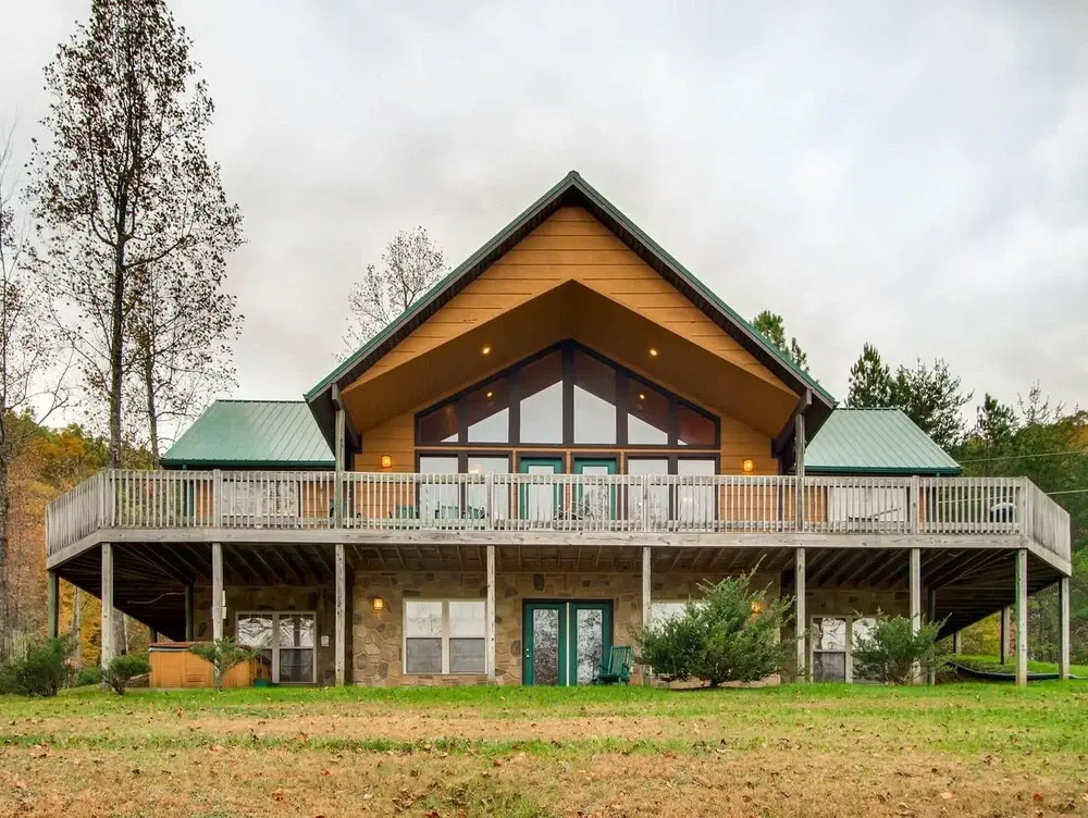 Bearadise 4 Bedroom Cabin by RedAwning