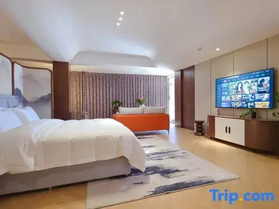 Suite with lake view
