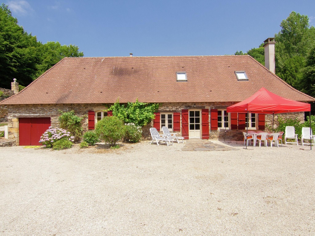 Authentic farmhouse with heated pool (12x6) close to a river on a beautiful spot