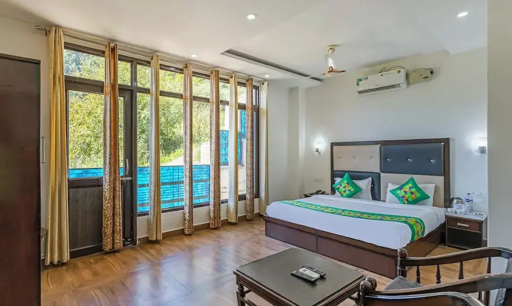 Standard room with balcony and with mountain view