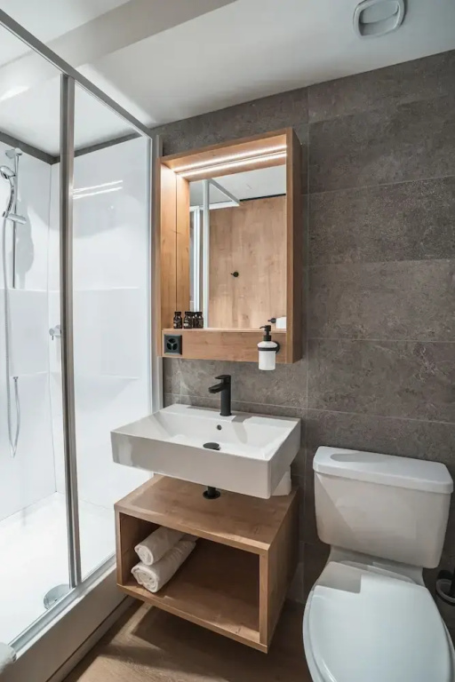 Deluxe Double room (full double bed)