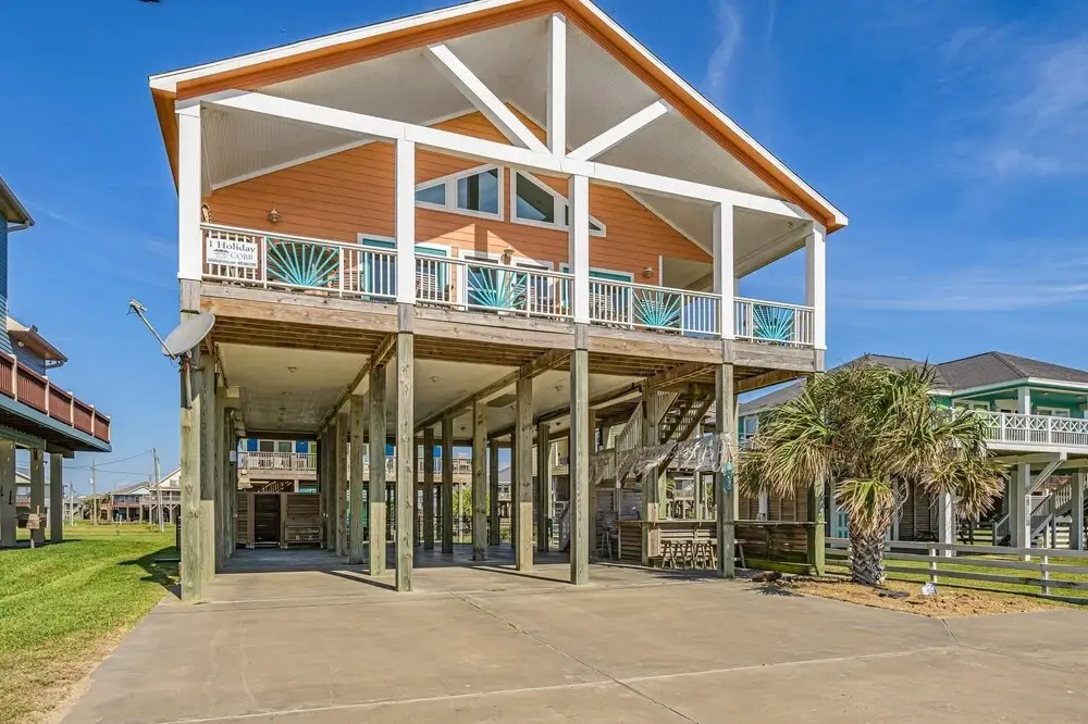 1 Holiday 4 Bedroom Home by RedAwning
