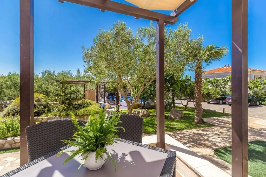 2 Bedrooms Apartment with garden view
