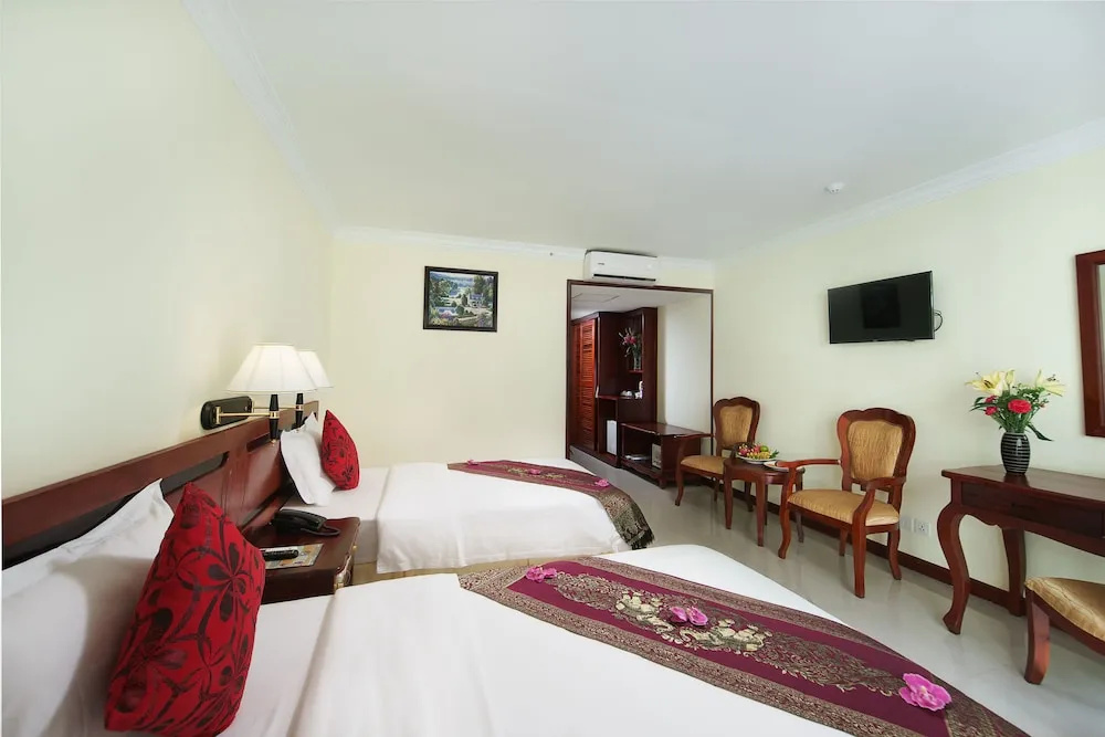 Smiling Hotel — 1