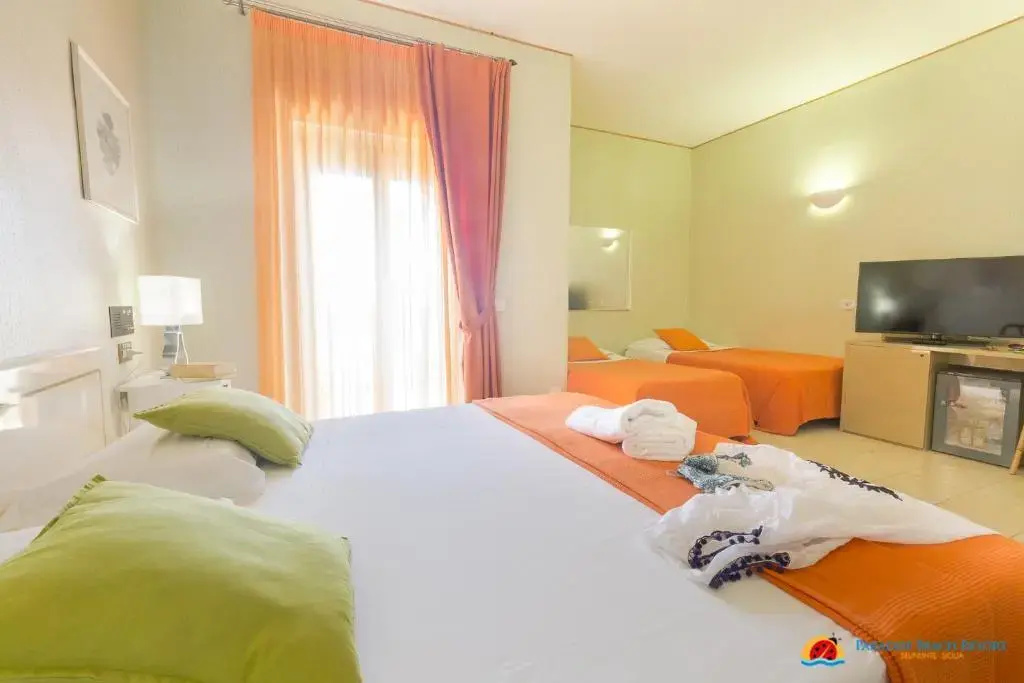 Standard Triple room with sea view