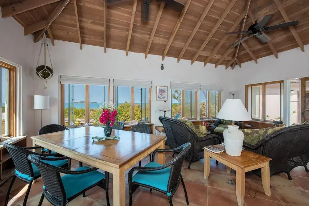 Pink Sands Retreat: Secluded Estate With Pool — фото 5