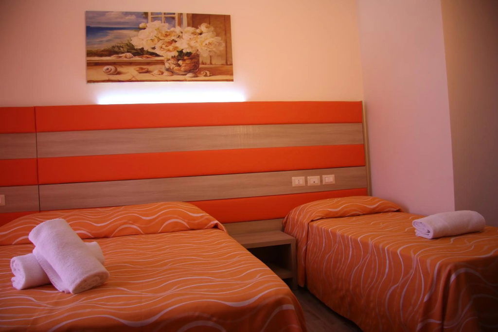 Отель Hôtel Montaigne в Париже