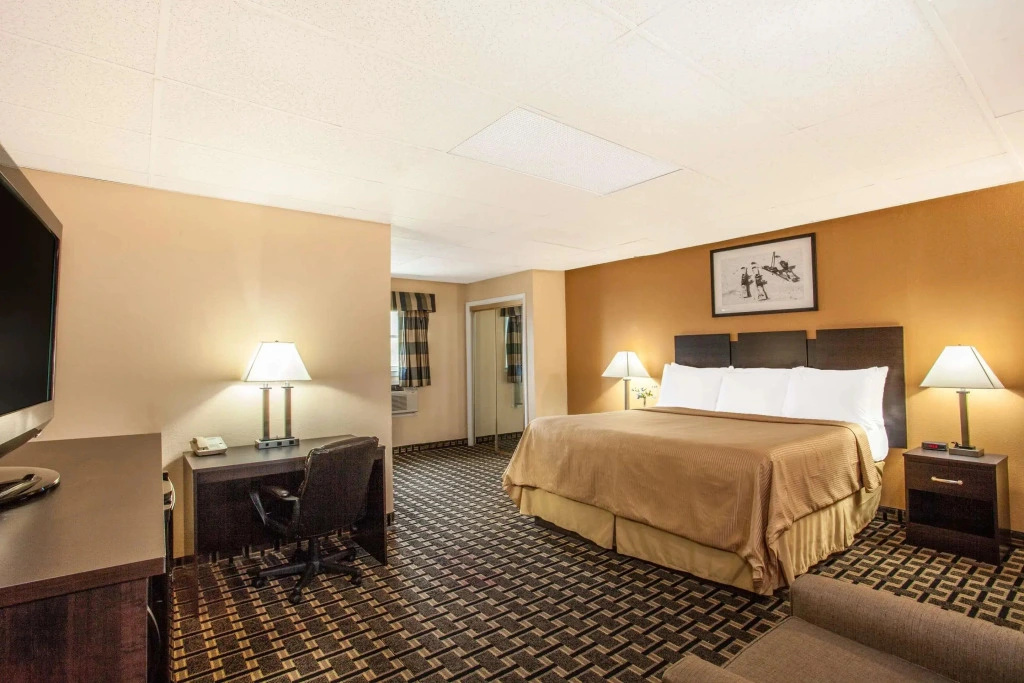 Rodeway Inn — 3