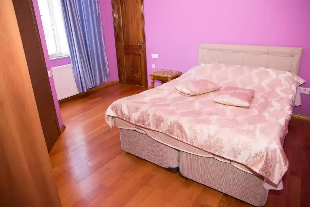 標準雙人房，設有露台及大床