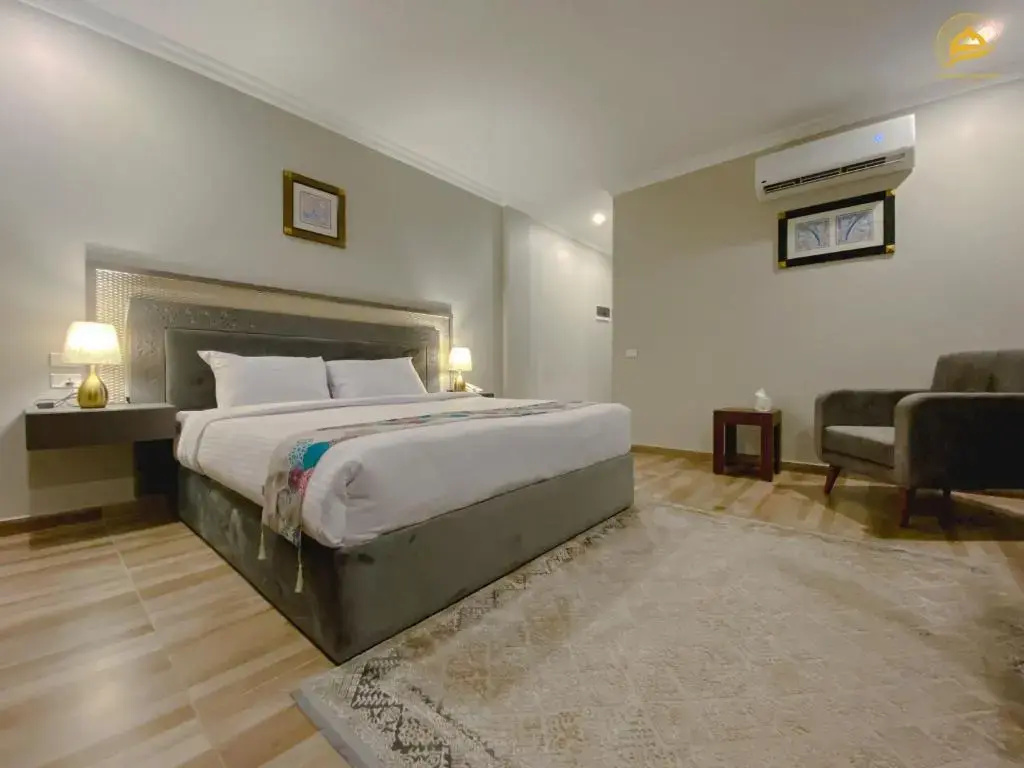 Deluxe Double room with balcony (full double bed)