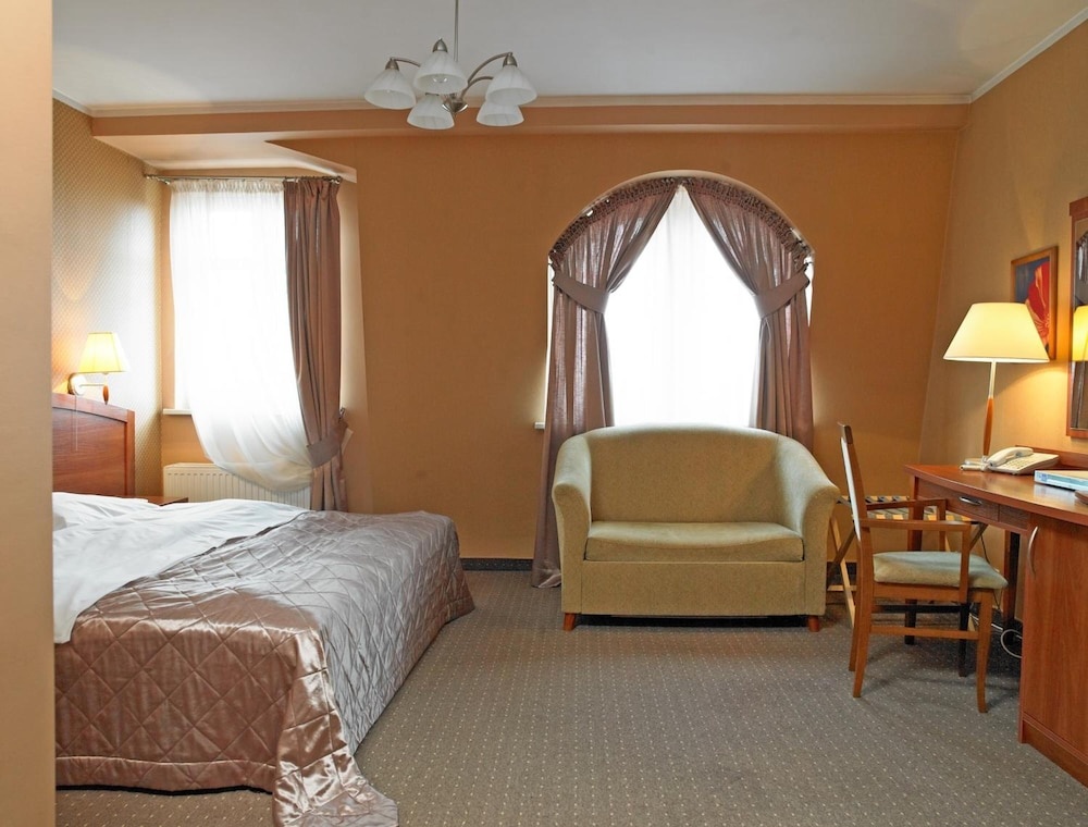 Hotel Atrium — 4