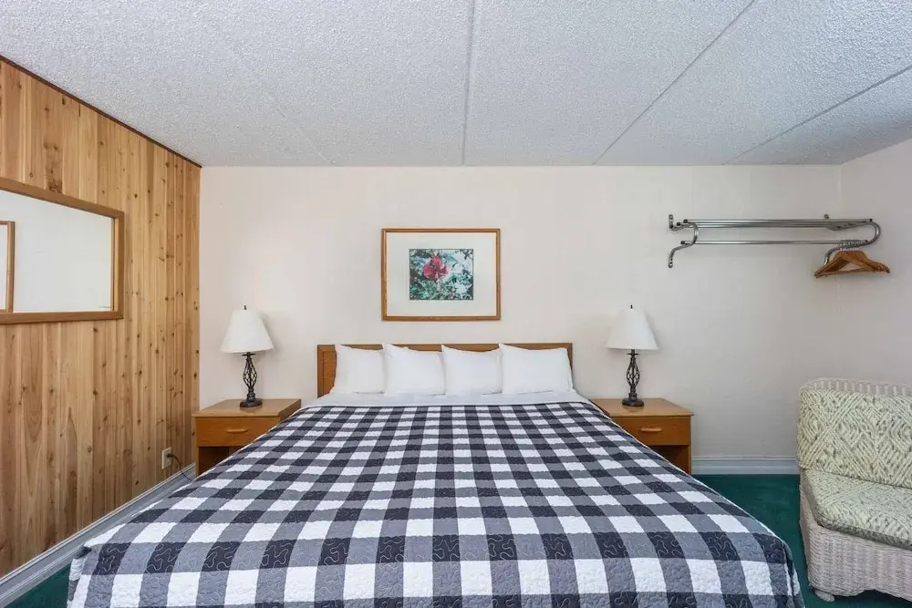 Double Suite full double bed