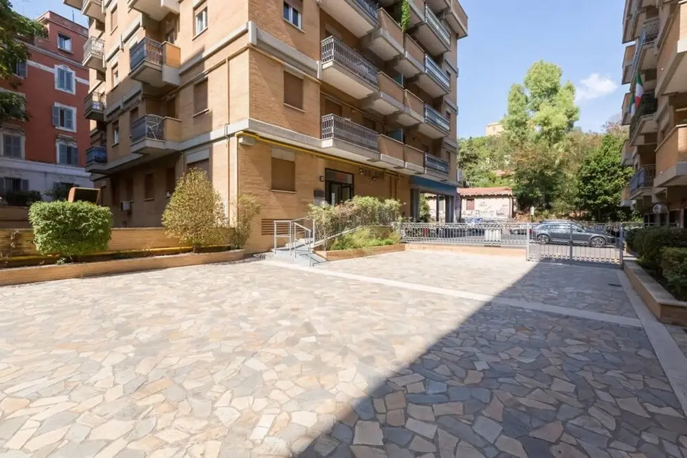 Lovely White Flat 15 Minutes From the City Center