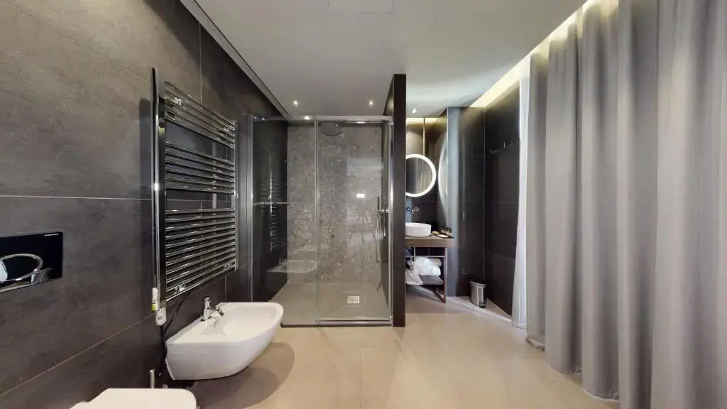 Deluxe Double room with city view (full double bed)