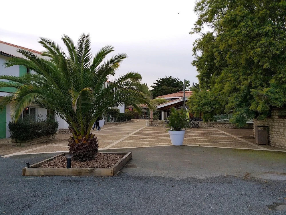 Property With 3 Bedrooms in Sainte-marie-de-ré, With Shared Pool, Furnished Garden and Wifi - 300 m From the Beach
