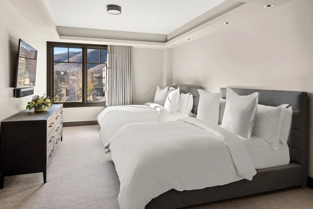 5 Bedrooms The Woods Residence