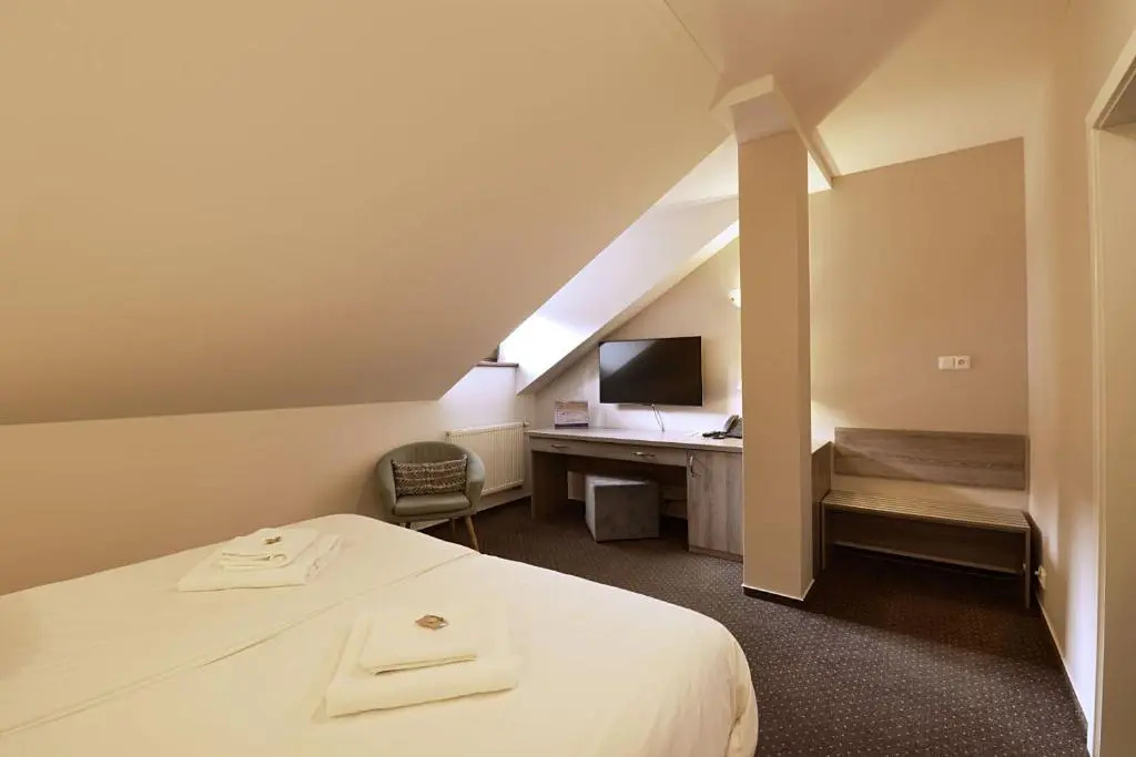 Deluxe Double room (full double bed)
