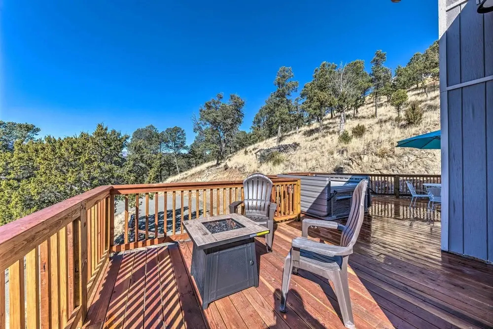 Mountains Majesty Cabin w/ Hot Tub & Mtn Views!