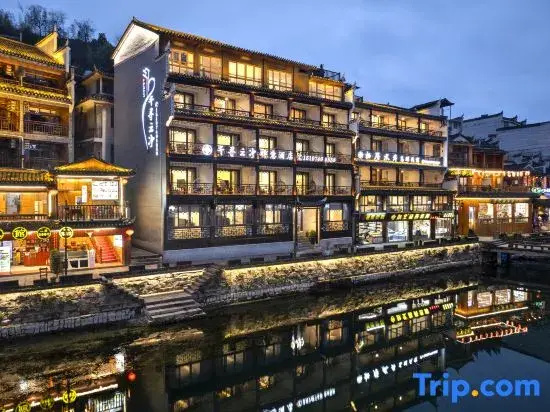 Rivview Cloud Homestay Fenghuang（180-degree view of the first-line river view）