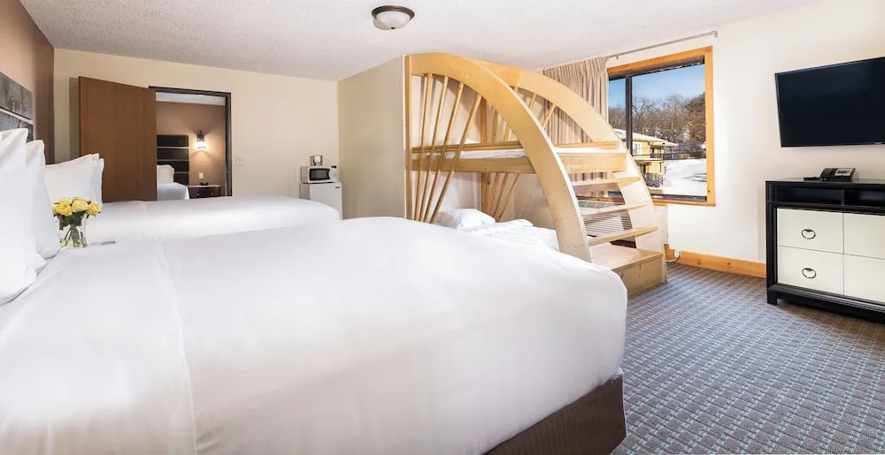 2 Bedrooms Sextuple Suite with partial view