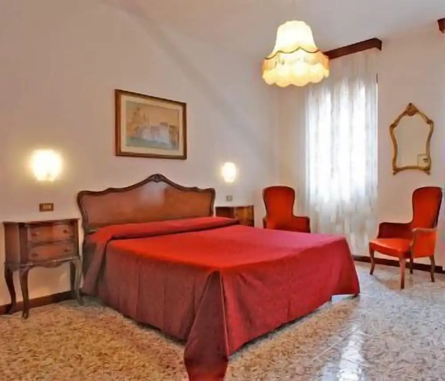 Double room (full double bed)