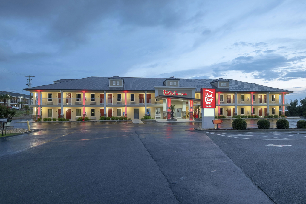 Red Roof Inn & Suites Calhoun