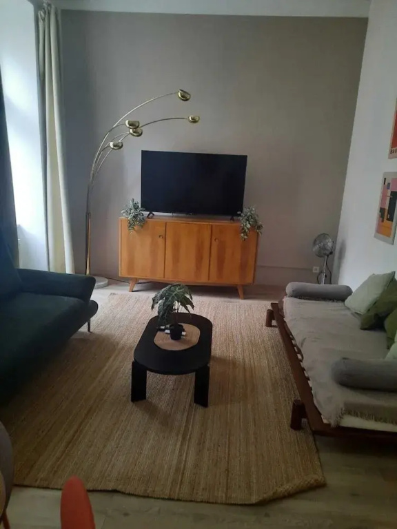 Modern 1BR With Living Room Central