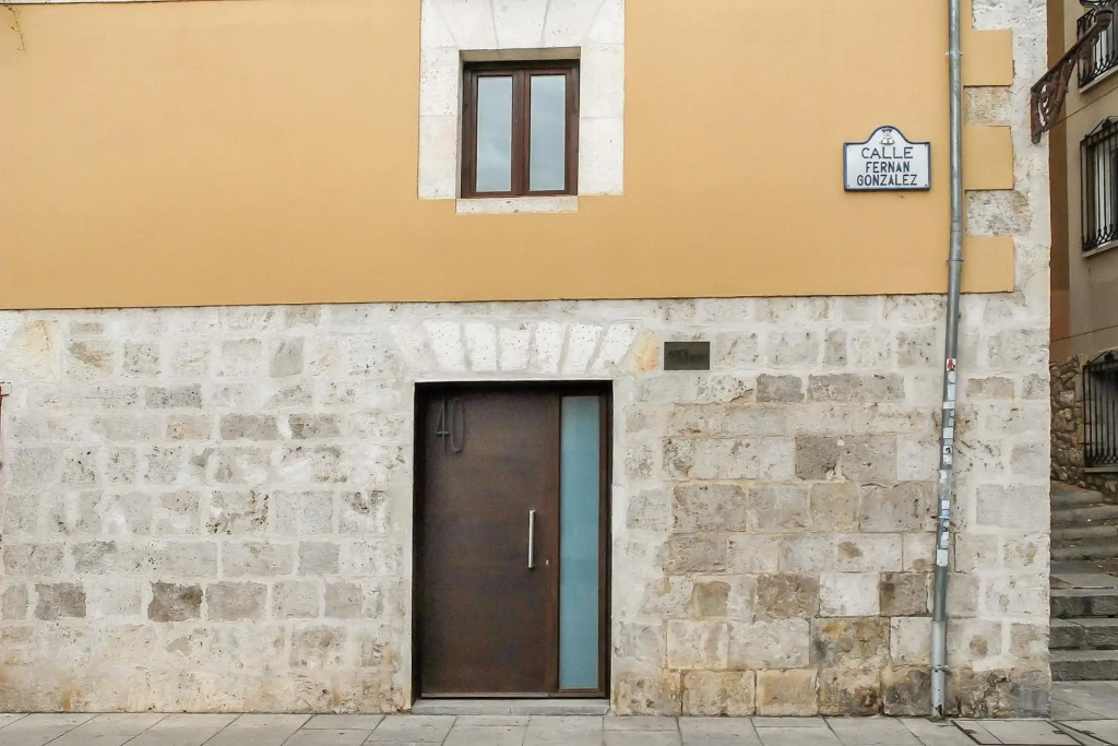 Elegant apt. for 4 in Burgos city center beside the Cathedral w/ Wifi