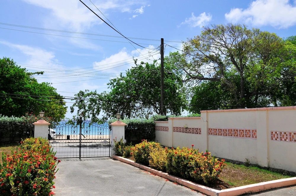 Welcome to the Unpretentious and Breezy Graceville, Steps Away From the Beach - фото 18