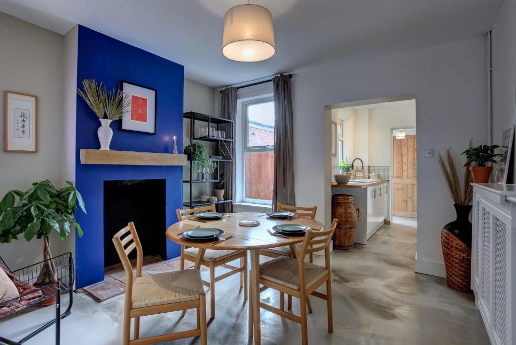 Ideal for contractors discounted longer stays Designer city centre home with free parking