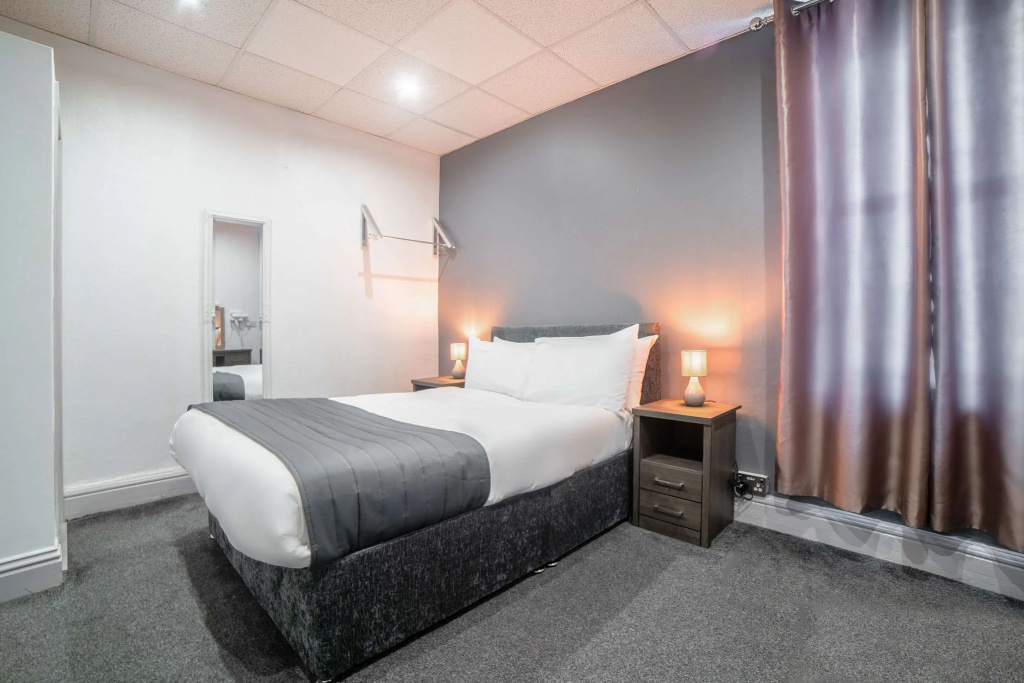 Double room (full double bed)