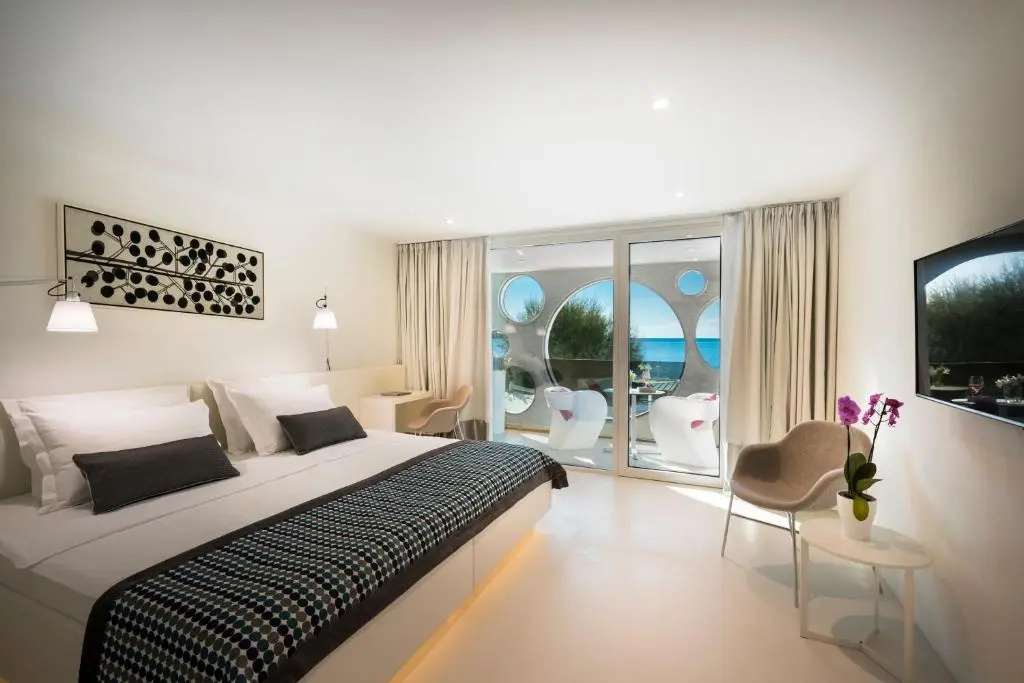 Deluxe Double room with balcony and with sea view (full double bed)