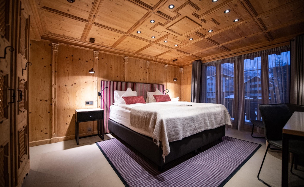 (1)Standard Double room (full double bed) at Tradition Julen Hotel in Zermatt