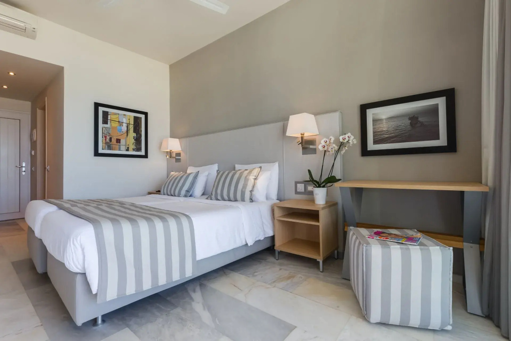 Standard Double room with sea view (full double bed)