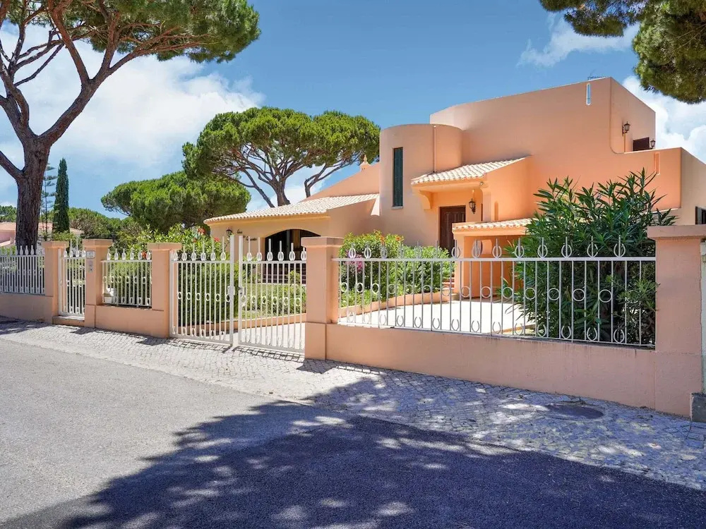 Villa in Vilamoura With Pool Near Beach