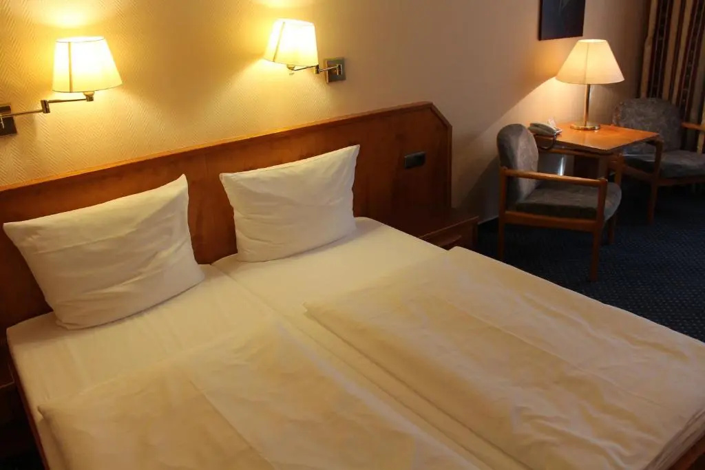 Standard Double room with lake view (full double bed)