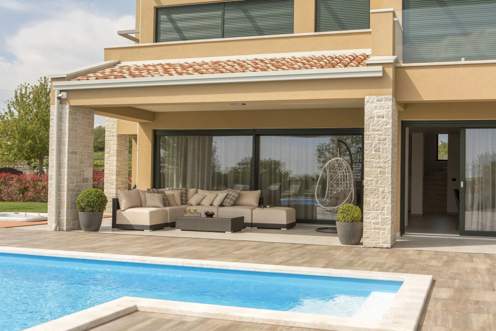 Spacious Villa With Private Pool and Jacuzzi in Porec