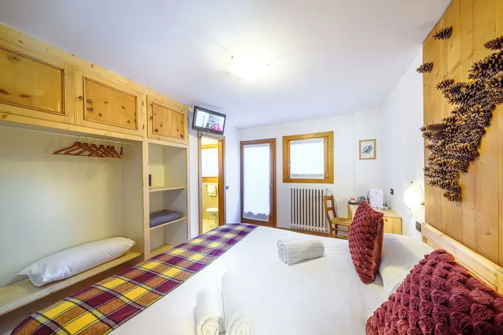 Classic Double room with balcony (full double bed)