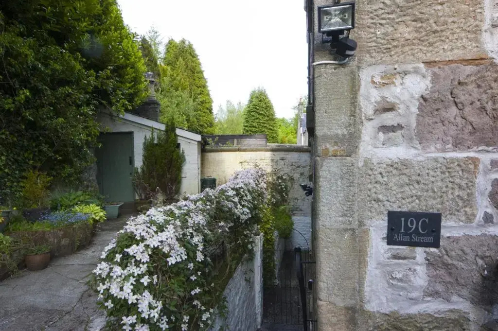 Allan Stream Apartment